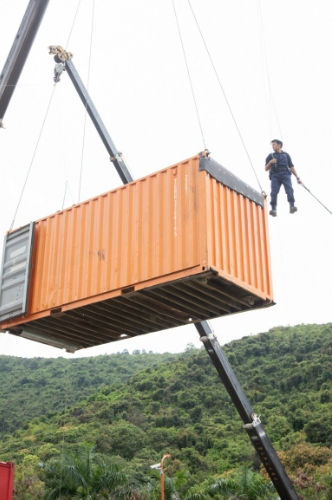 谢霆锋《海关战线》高吊7层楼往下摔，二话不说亲身上阵，让一旁的跟拍摄影师吓得一身冷汗(图1)