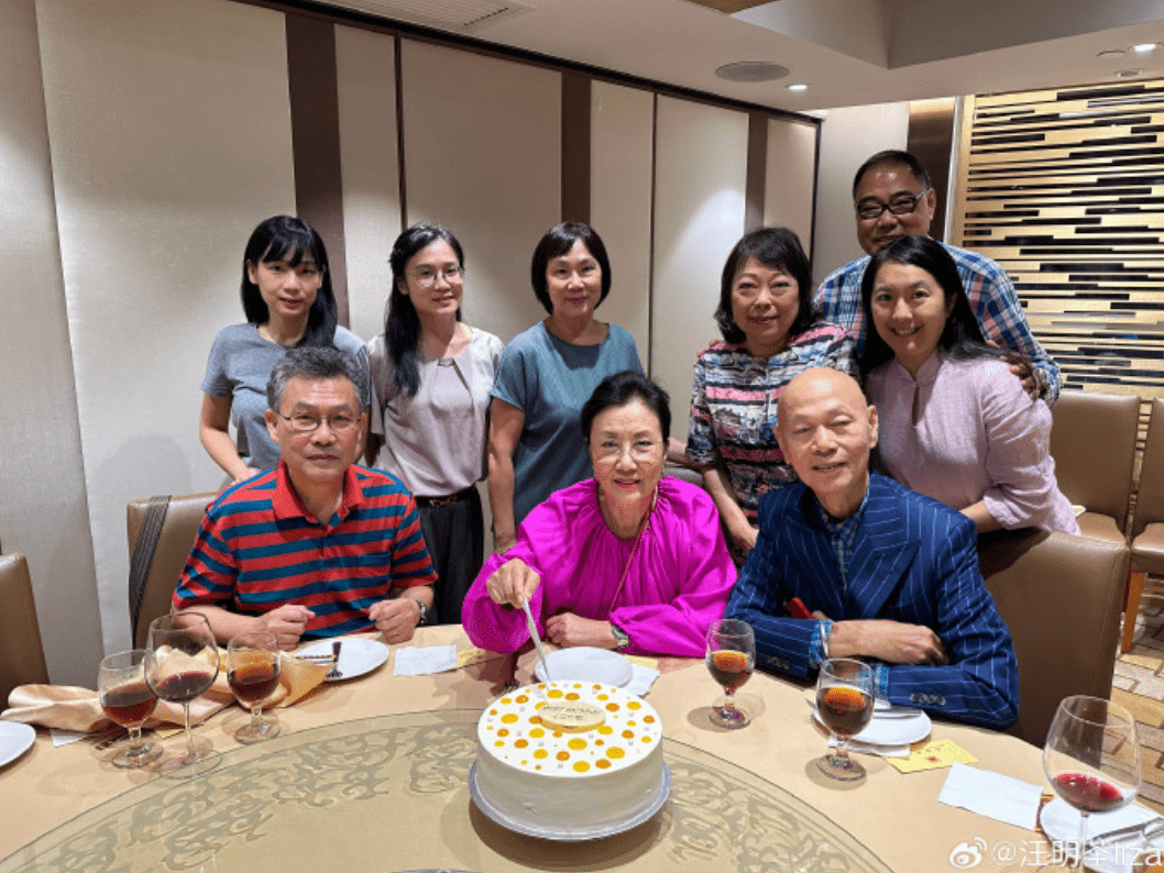 汪明荃迎来75岁生日，在社交平台上晒出与家人一同庆祝生日的照片(图1)