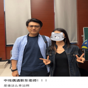 网友晒出在中戏偶遇靳东的照片，爆料靳东正攻读博士学位