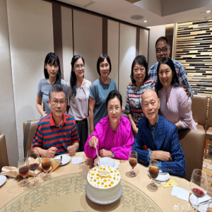 汪明荃迎来75岁生日，在社交平台上晒出与家人一同庆祝生日的照片